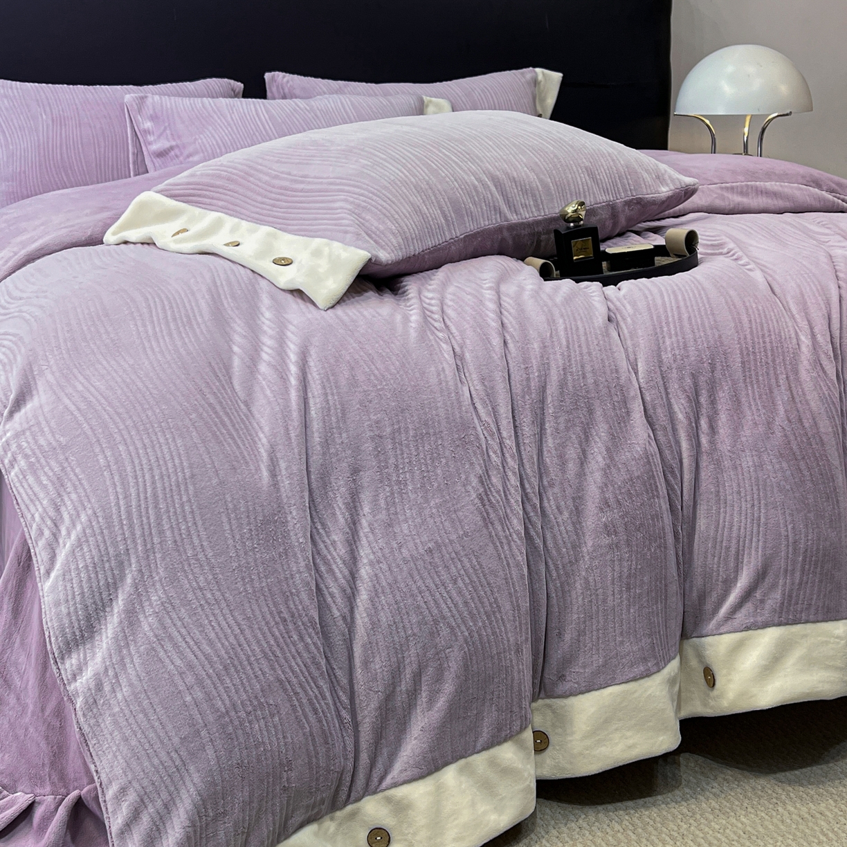 91家纺网 家纺一手货源 找家纺 锦彩家居 2025新款亲肤舒适高克重牛奶绒纽扣款四件套-简爱 纽扣款-罗兰紫