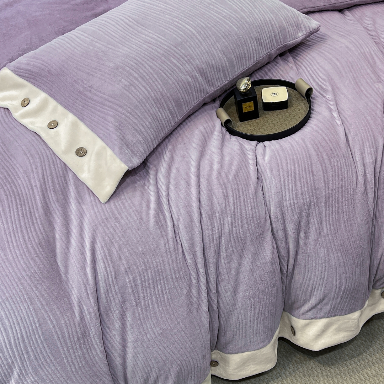 91家纺网 家纺一手货源 找家纺 锦彩家居 2025新款亲肤舒适高克重牛奶绒纽扣款四件套-简爱 纽扣款-罗兰紫