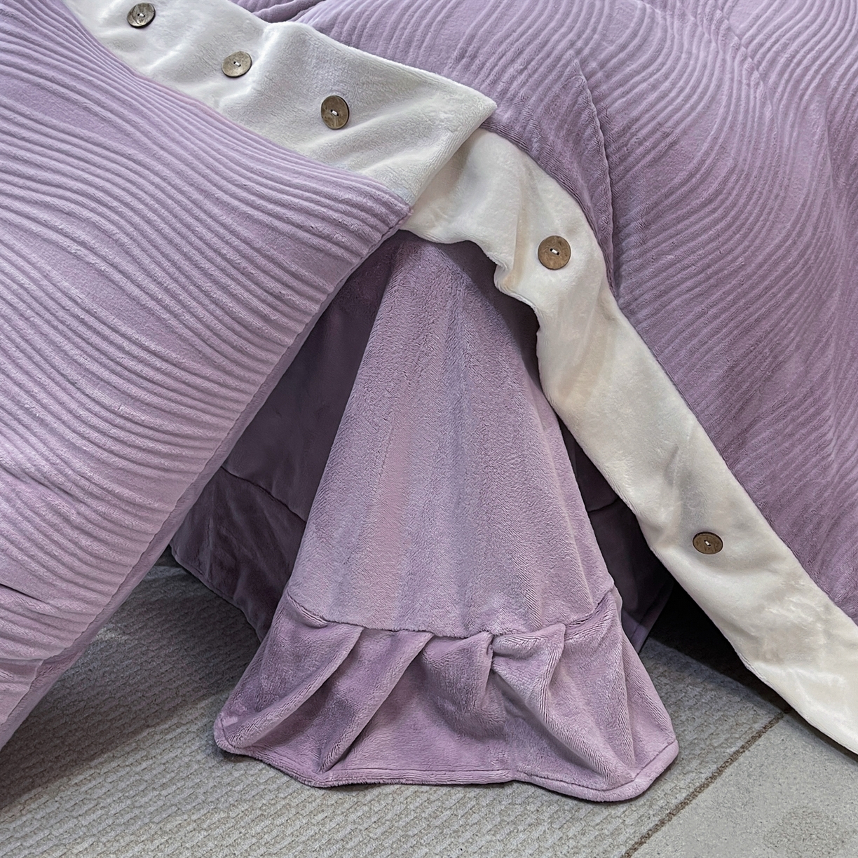 91家纺网 家纺一手货源 找家纺 锦彩家居 2025新款亲肤舒适高克重牛奶绒纽扣款四件套-简爱 纽扣款-罗兰紫