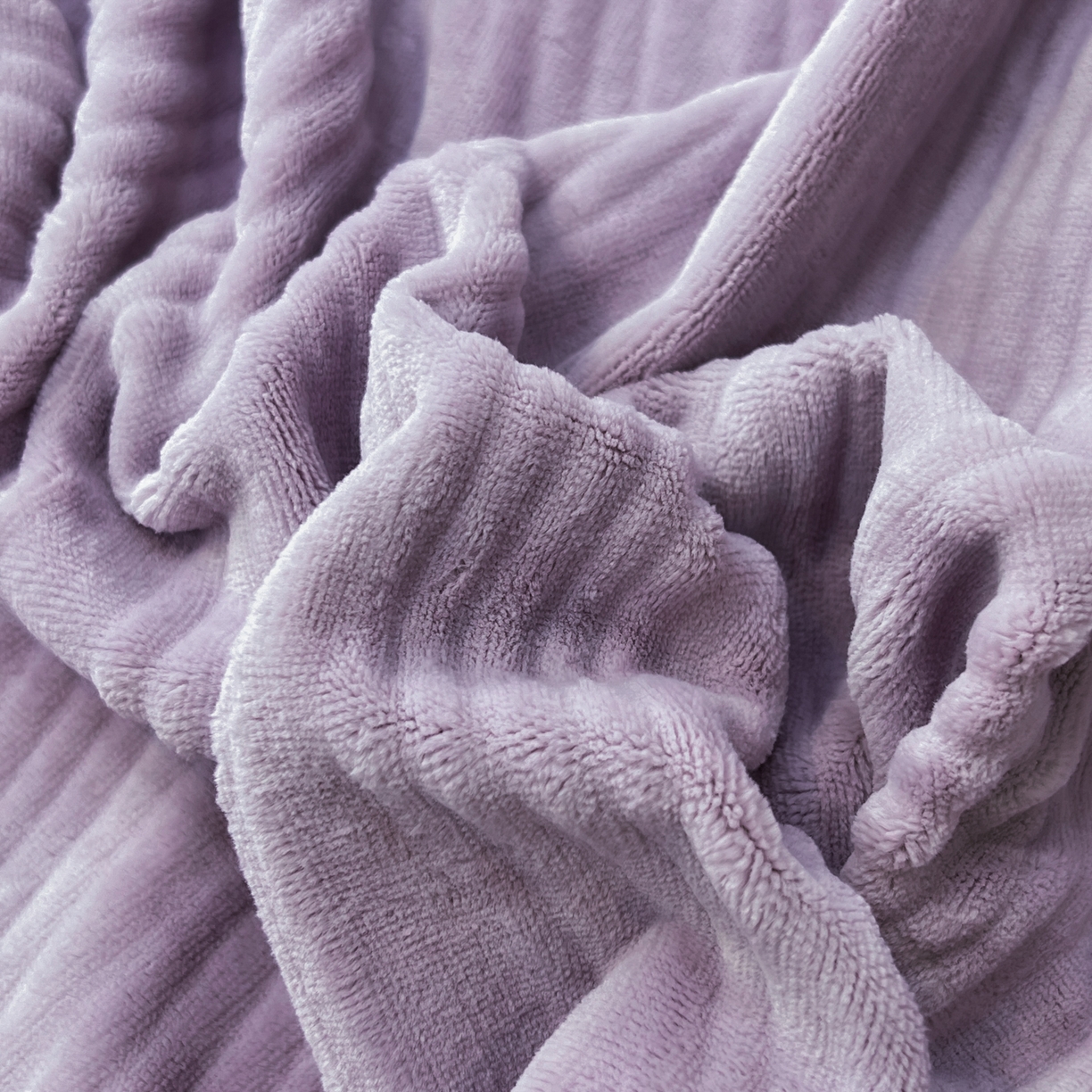 91家纺网 家纺一手货源 找家纺 锦彩家居 2025新款亲肤舒适高克重牛奶绒纽扣款四件套-简爱 纽扣款-罗兰紫