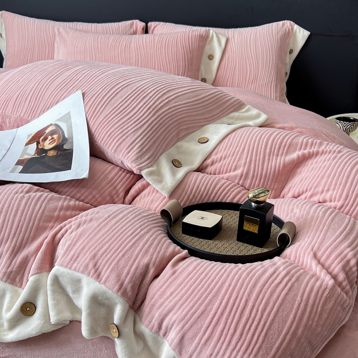 91家纺网 家纺一手货源 找家纺 锦彩家居 2025新款亲肤舒适高克重牛奶绒纽扣款四件套-简爱 纽扣款-玫瑰粉