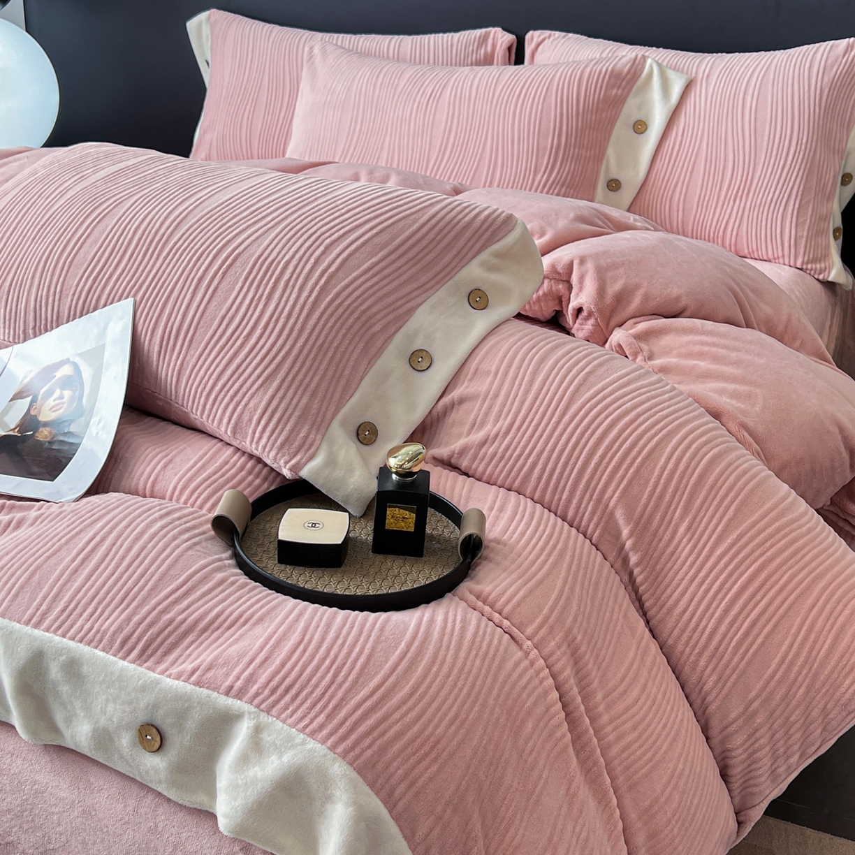 91家纺网 家纺一手货源 找家纺 锦彩家居 2025新款亲肤舒适高克重牛奶绒纽扣款四件套-简爱 纽扣款-玫瑰粉