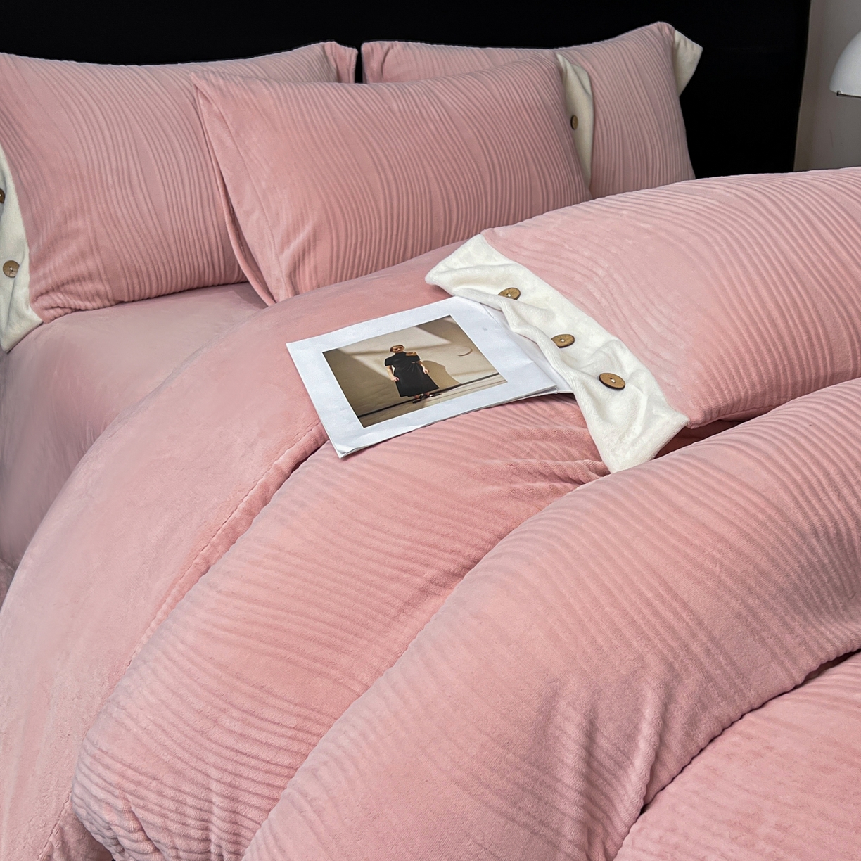 91家纺网 家纺一手货源 找家纺 锦彩家居 2025新款亲肤舒适高克重牛奶绒纽扣款四件套-简爱 纽扣款-玫瑰粉