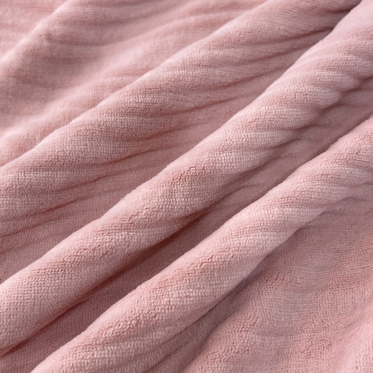 91家纺网 家纺一手货源 找家纺 锦彩家居 2025新款亲肤舒适高克重牛奶绒纽扣款四件套-简爱 纽扣款-玫瑰粉