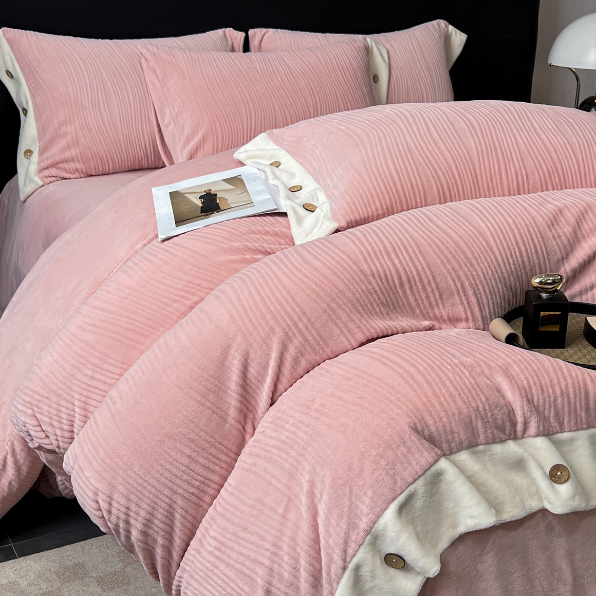 91家纺网 家纺一手货源 找家纺 锦彩家居 2025新款亲肤舒适高克重牛奶绒纽扣款四件套-简爱 纽扣款-玫瑰粉