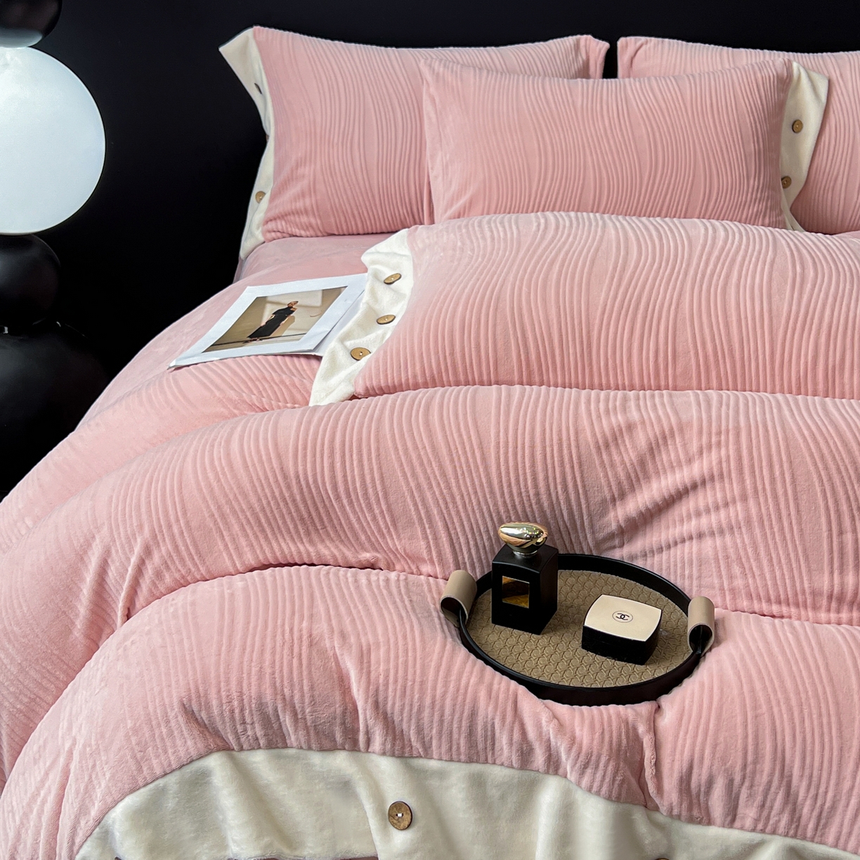 91家纺网 家纺一手货源 找家纺 锦彩家居 2025新款亲肤舒适高克重牛奶绒纽扣款四件套-简爱 纽扣款-玫瑰粉