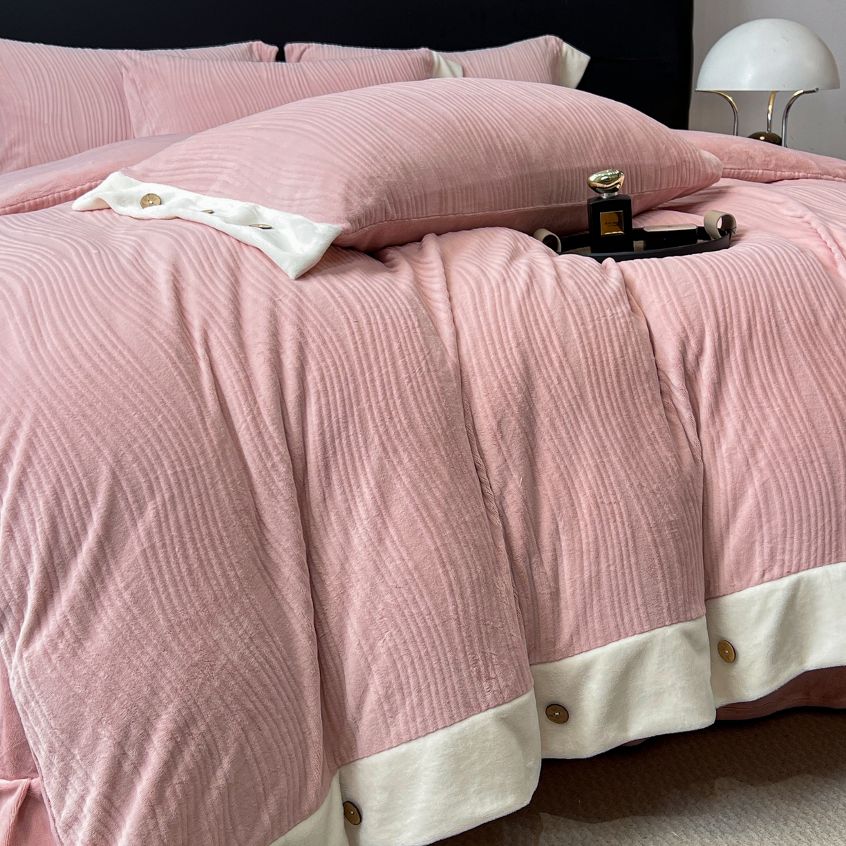 91家纺网 家纺一手货源 找家纺 锦彩家居 2025新款亲肤舒适高克重牛奶绒纽扣款四件套-简爱 纽扣款-玫瑰粉