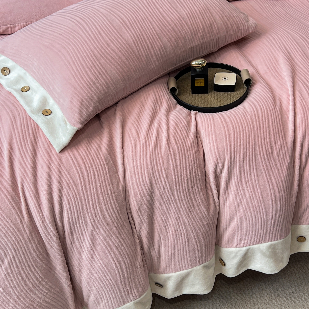 91家纺网 家纺一手货源 找家纺 锦彩家居 2025新款亲肤舒适高克重牛奶绒纽扣款四件套-简爱 纽扣款-玫瑰粉