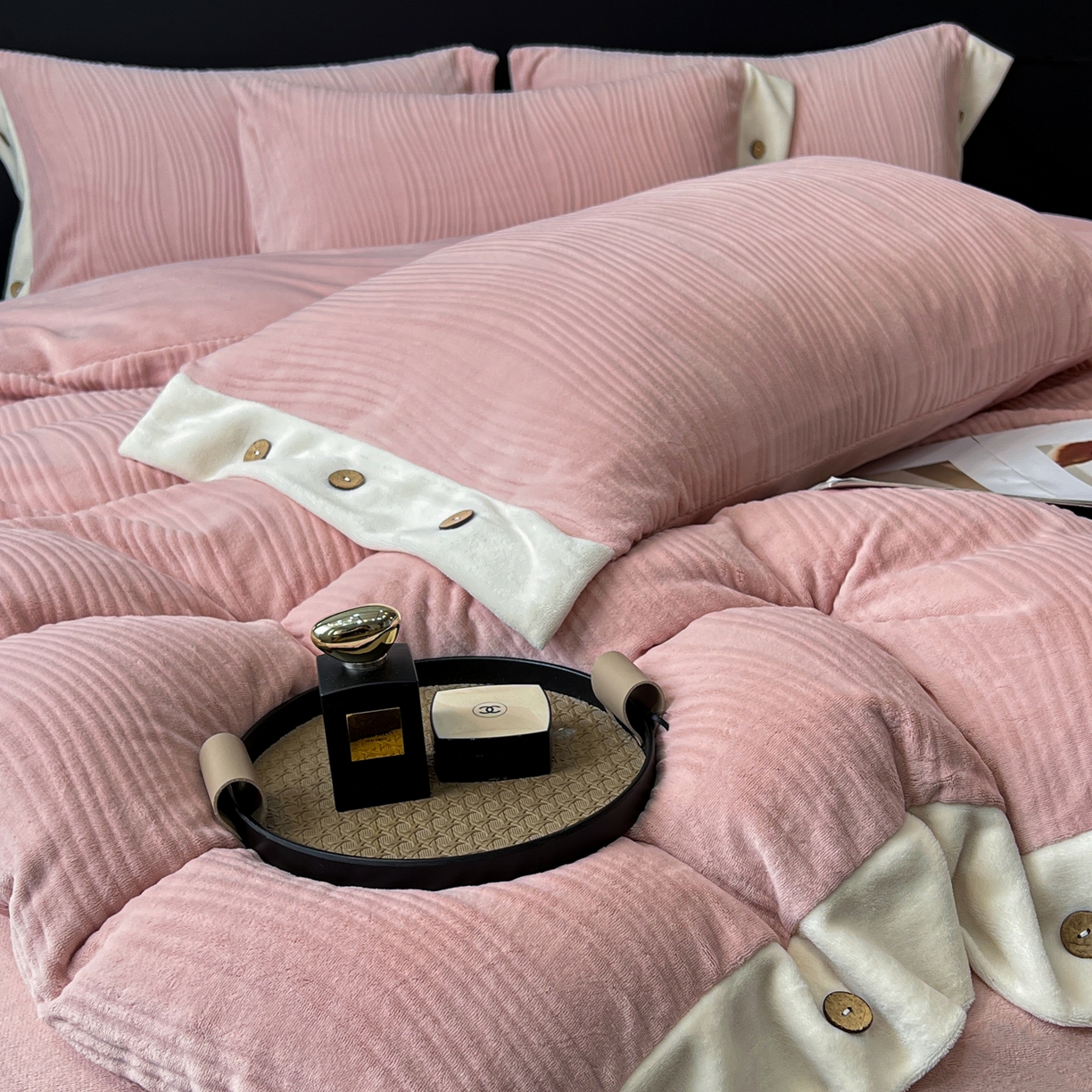91家纺网 家纺一手货源 找家纺 锦彩家居 2025新款亲肤舒适高克重牛奶绒纽扣款四件套-简爱 纽扣款-玫瑰粉