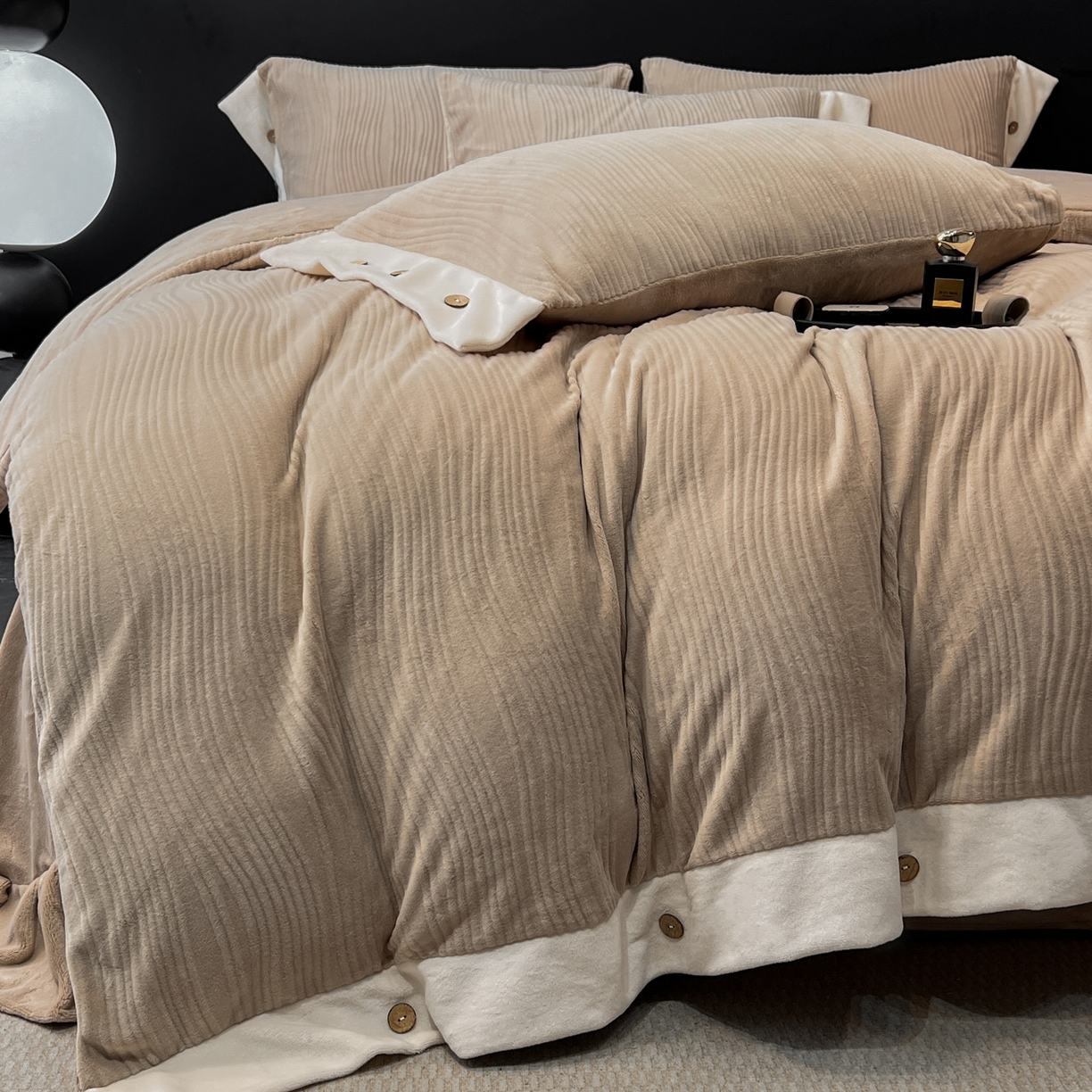 91家纺网 家纺一手货源 找家纺 锦彩家居 2025新款亲肤舒适高克重牛奶绒纽扣款四件套-简爱 纽扣款-暮色咖