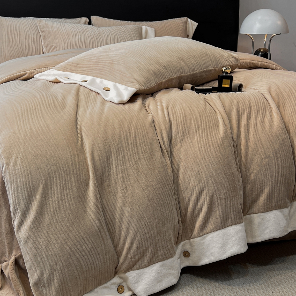 91家纺网 家纺一手货源 找家纺 锦彩家居 2025新款亲肤舒适高克重牛奶绒纽扣款四件套-简爱 纽扣款-暮色咖