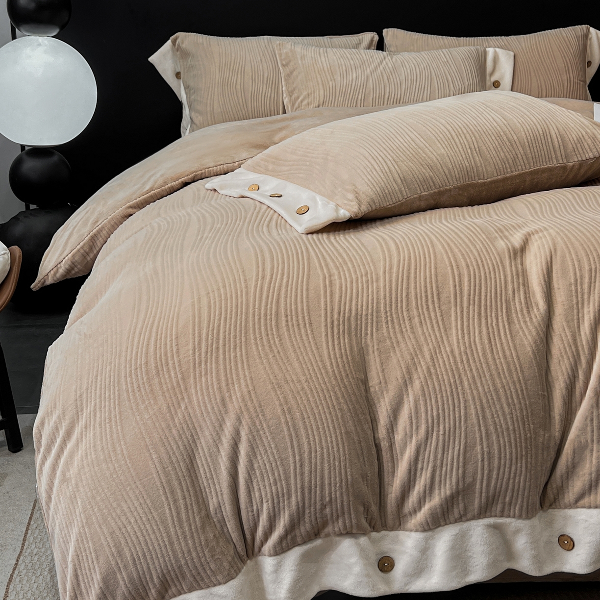 91家纺网 家纺一手货源 找家纺 锦彩家居 2025新款亲肤舒适高克重牛奶绒纽扣款四件套-简爱 纽扣款-暮色咖