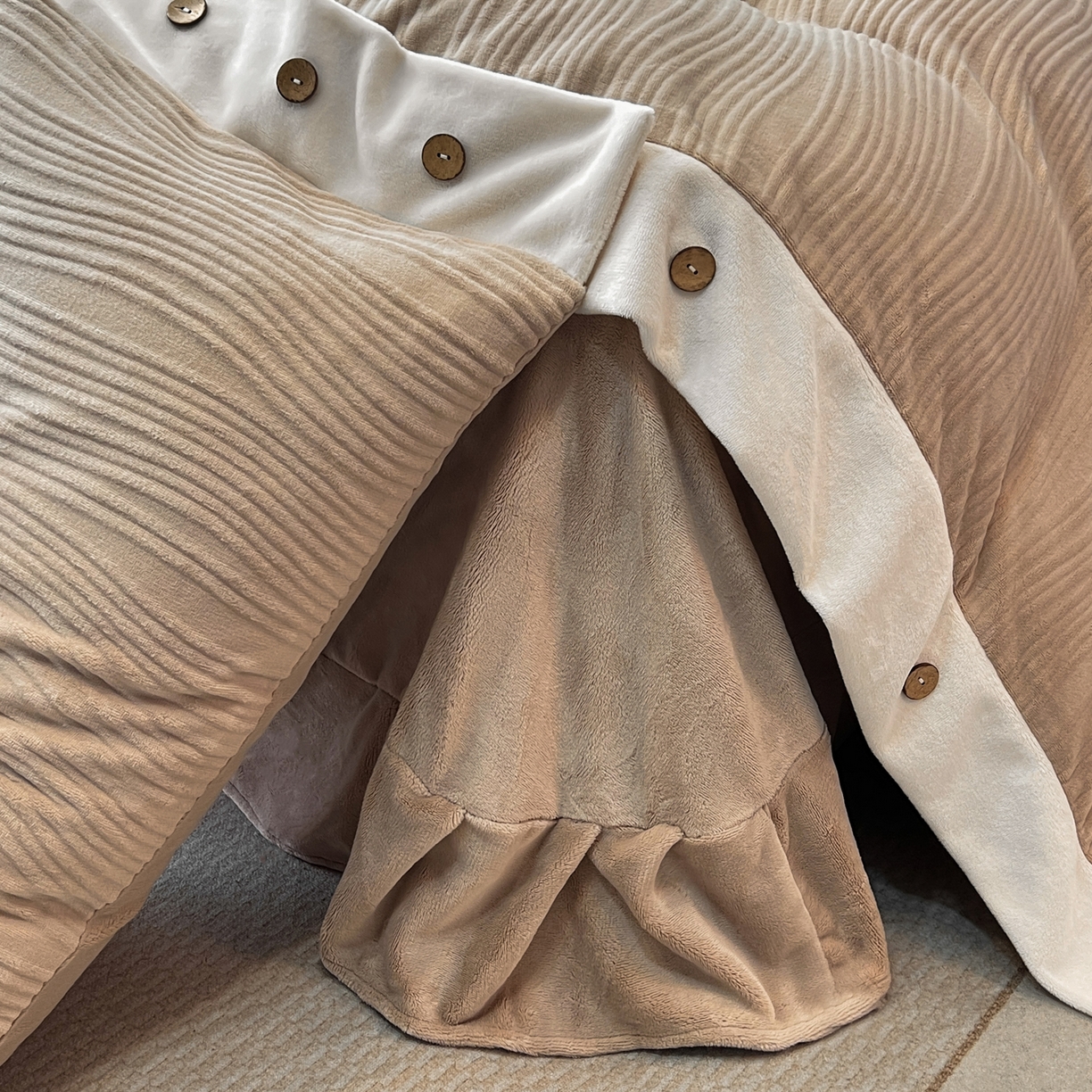 91家纺网 家纺一手货源 找家纺 锦彩家居 2025新款亲肤舒适高克重牛奶绒纽扣款四件套-简爱 纽扣款-暮色咖