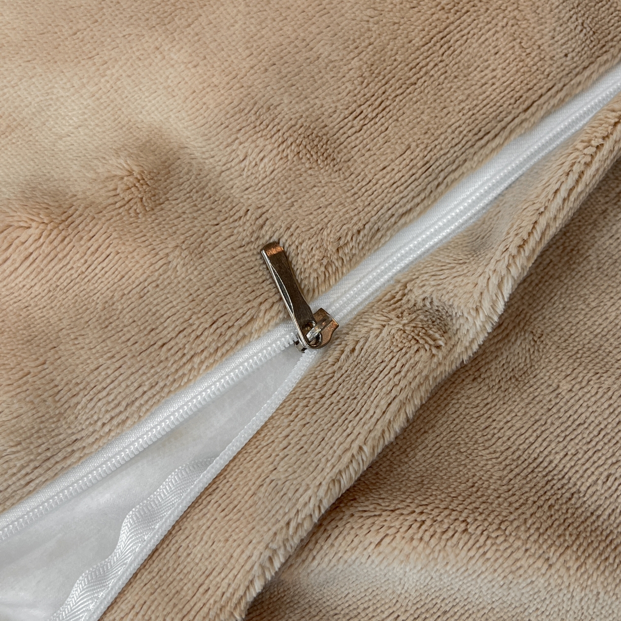 91家纺网 家纺一手货源 找家纺 锦彩家居 2025新款亲肤舒适高克重牛奶绒纽扣款四件套-简爱 纽扣款-暮色咖