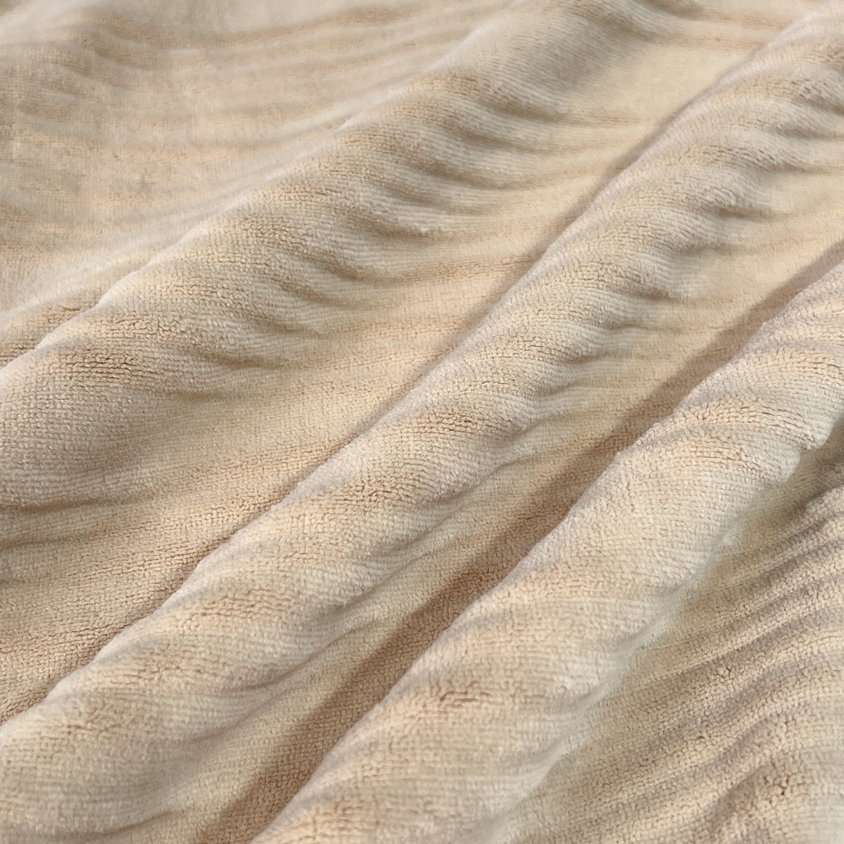 91家纺网 家纺一手货源 找家纺 锦彩家居 2025新款亲肤舒适高克重牛奶绒纽扣款四件套-简爱 纽扣款-暮色咖