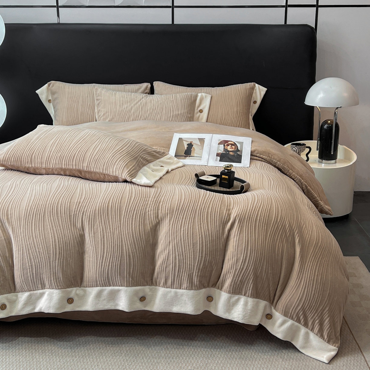 91家纺网 家纺一手货源 找家纺 锦彩家居 2025新款亲肤舒适高克重牛奶绒纽扣款四件套-简爱 纽扣款-暮色咖