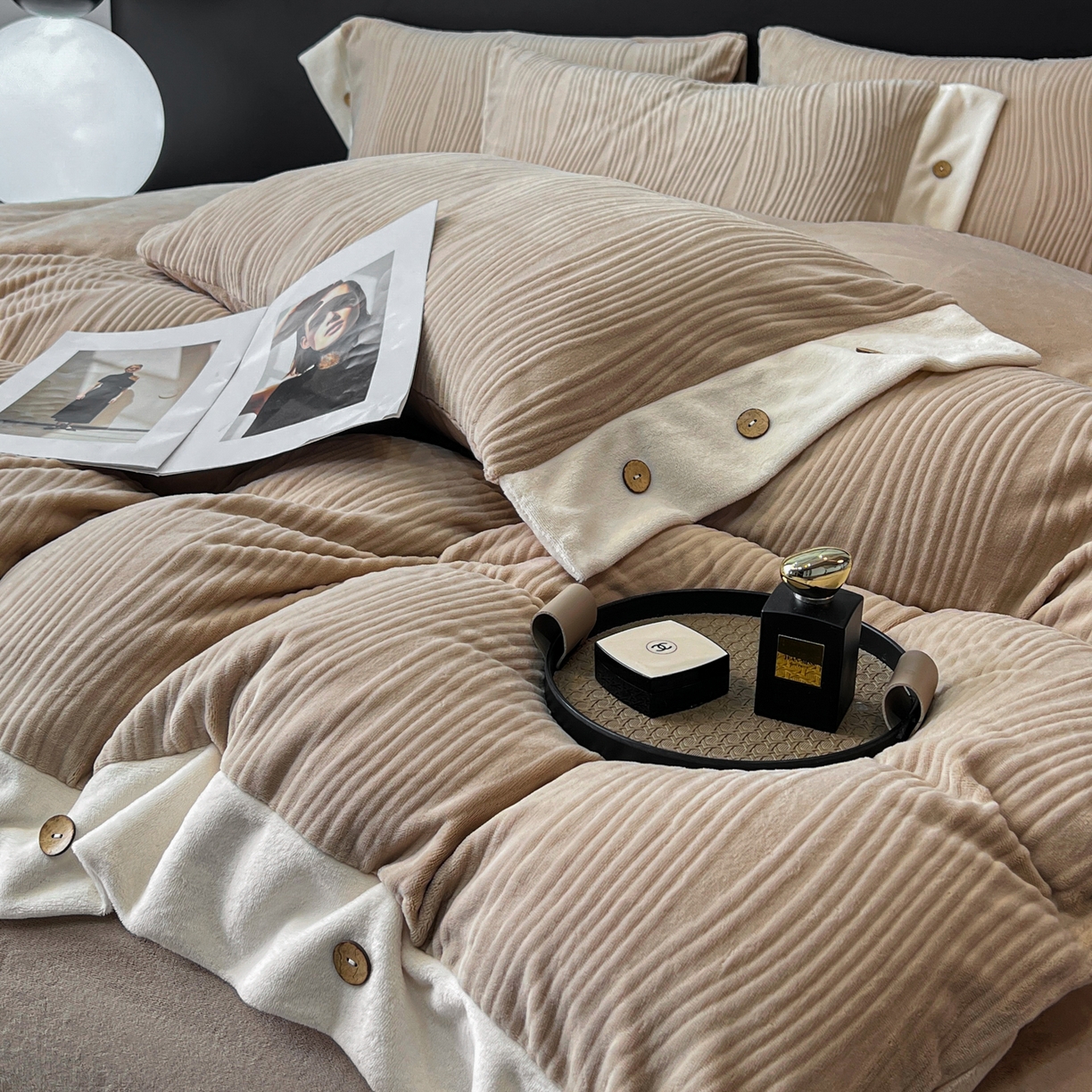 91家纺网 家纺一手货源 找家纺 锦彩家居 2025新款亲肤舒适高克重牛奶绒纽扣款四件套-简爱 纽扣款-暮色咖