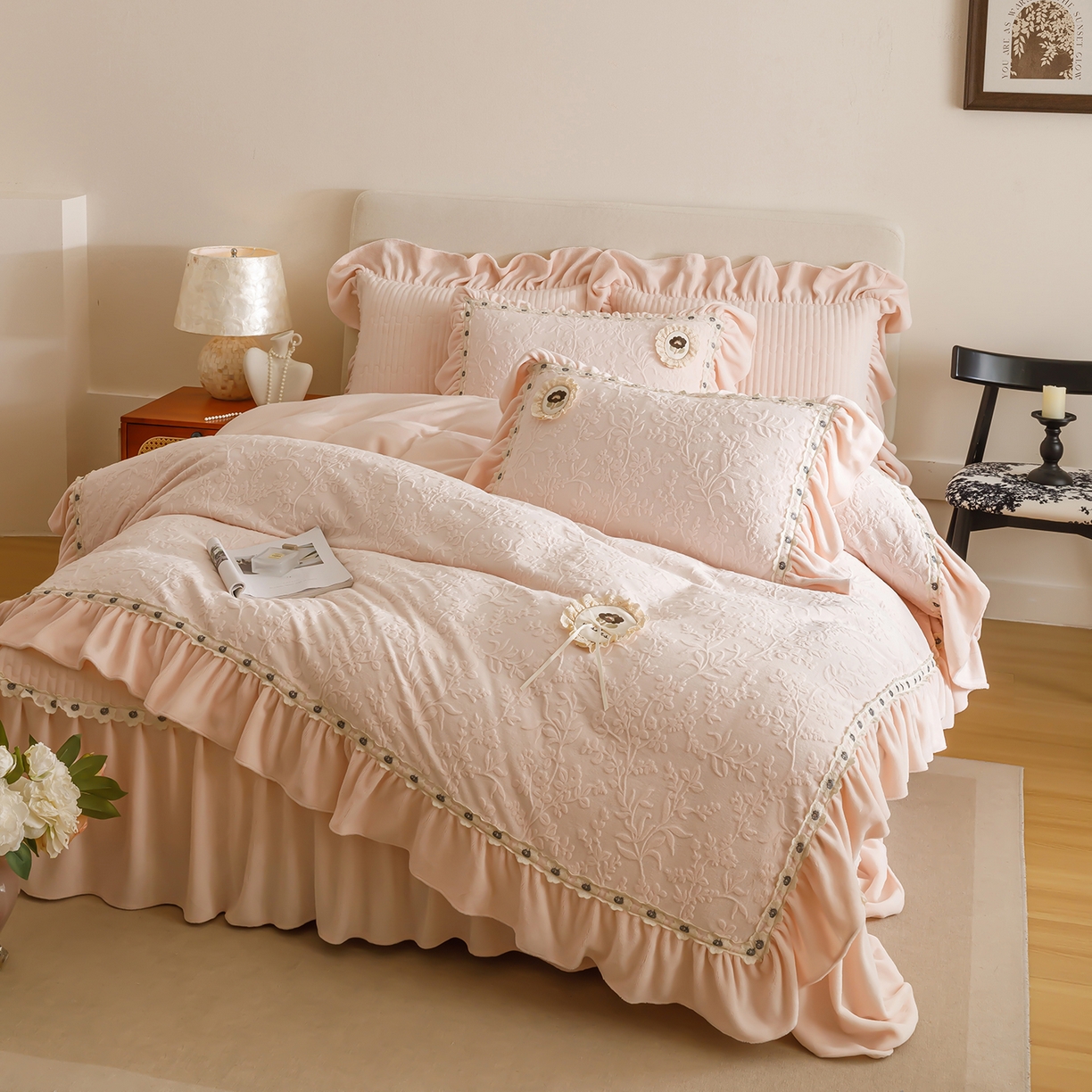 91家纺网 家纺一手货源 找家纺 （总）好儿喜家纺 2025新款雕花牛奶绒花边刺绣床盖款四件套-朵美系列