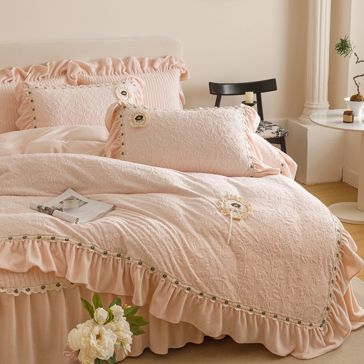 91家纺网 家纺一手货源 找家纺 （总）好儿喜家纺 2025新款雕花牛奶绒花边刺绣床盖款四件套-朵美系列