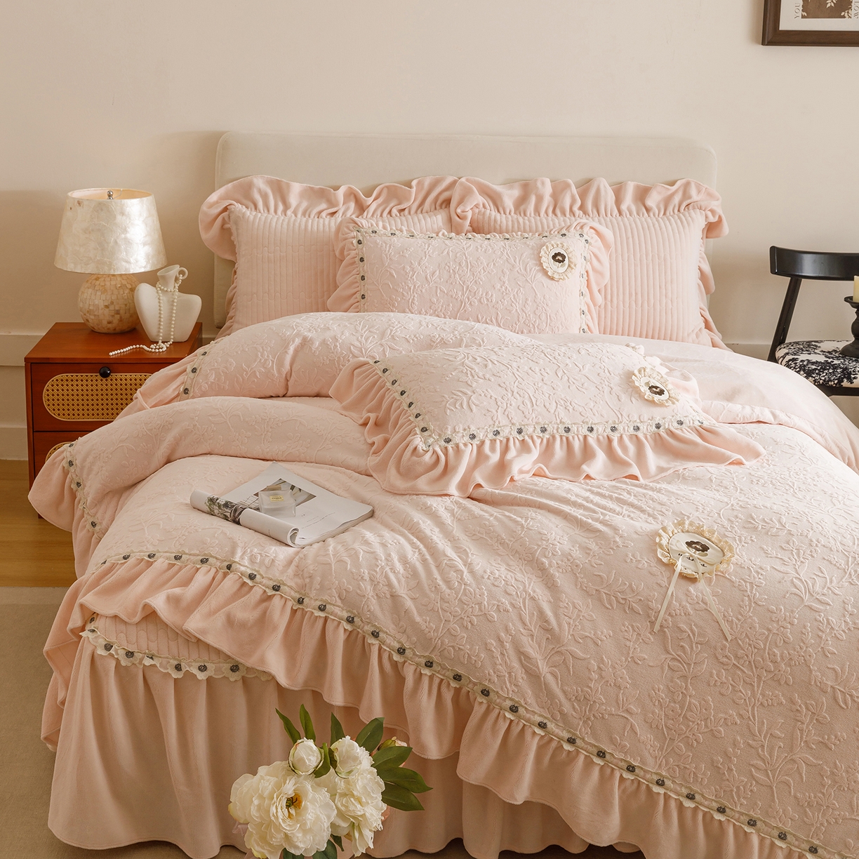 91家纺网 家纺一手货源 找家纺 （总）好儿喜家纺 2025新款雕花牛奶绒花边刺绣床盖款四件套-朵美系列