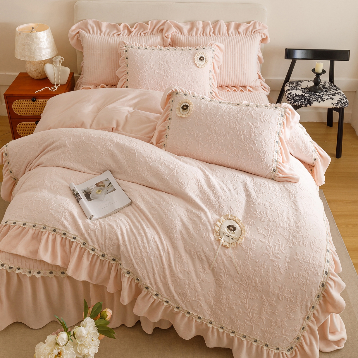 91家纺网 家纺一手货源 找家纺 （总）好儿喜家纺 2025新款雕花牛奶绒花边刺绣床盖款四件套-朵美系列