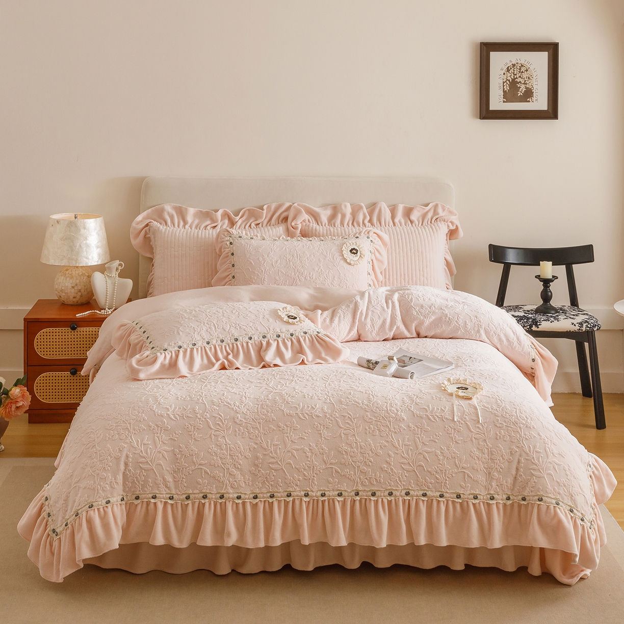 91家纺网 家纺一手货源 找家纺 （总）好儿喜家纺 2025新款雕花牛奶绒花边刺绣床盖款四件套-朵美系列