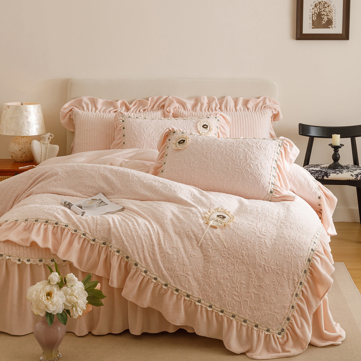 91家纺网 家纺一手货源 找家纺 （总）好儿喜家纺 2025新款雕花牛奶绒花边刺绣床盖款四件套-朵美系列