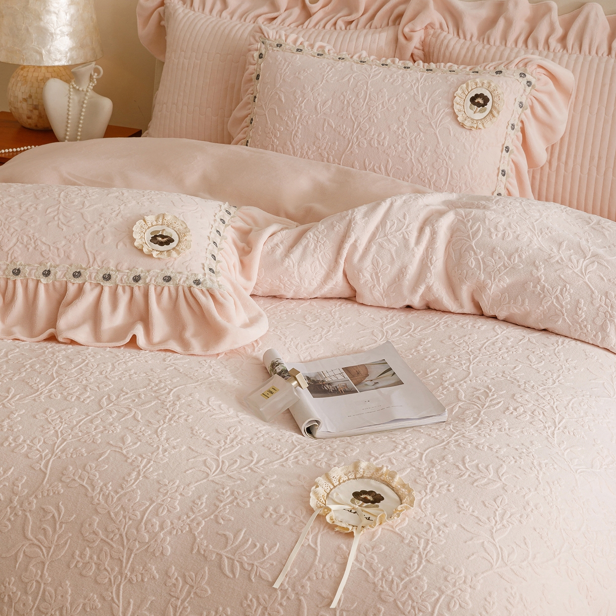 91家纺网 家纺一手货源 找家纺 （总）好儿喜家纺 2025新款雕花牛奶绒花边刺绣床盖款四件套-朵美系列