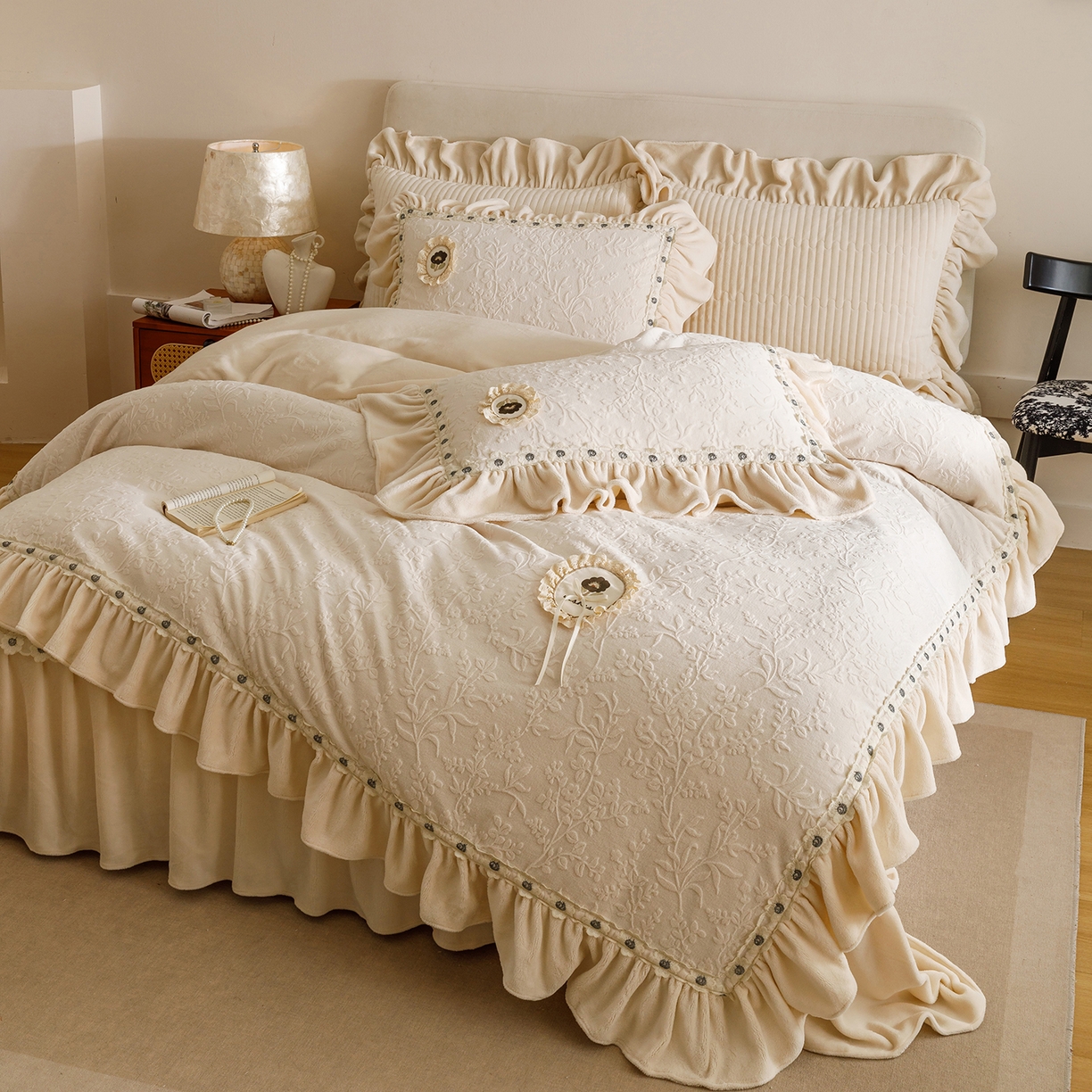 91家纺网 家纺一手货源 找家纺 （总）好儿喜家纺 2025新款雕花牛奶绒花边刺绣床盖款四件套-朵美系列