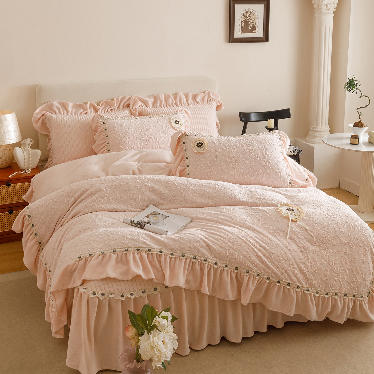 91家纺网 家纺一手货源 找家纺 （总）好儿喜家纺 2025新款雕花牛奶绒花边刺绣床盖款四件套-朵美系列