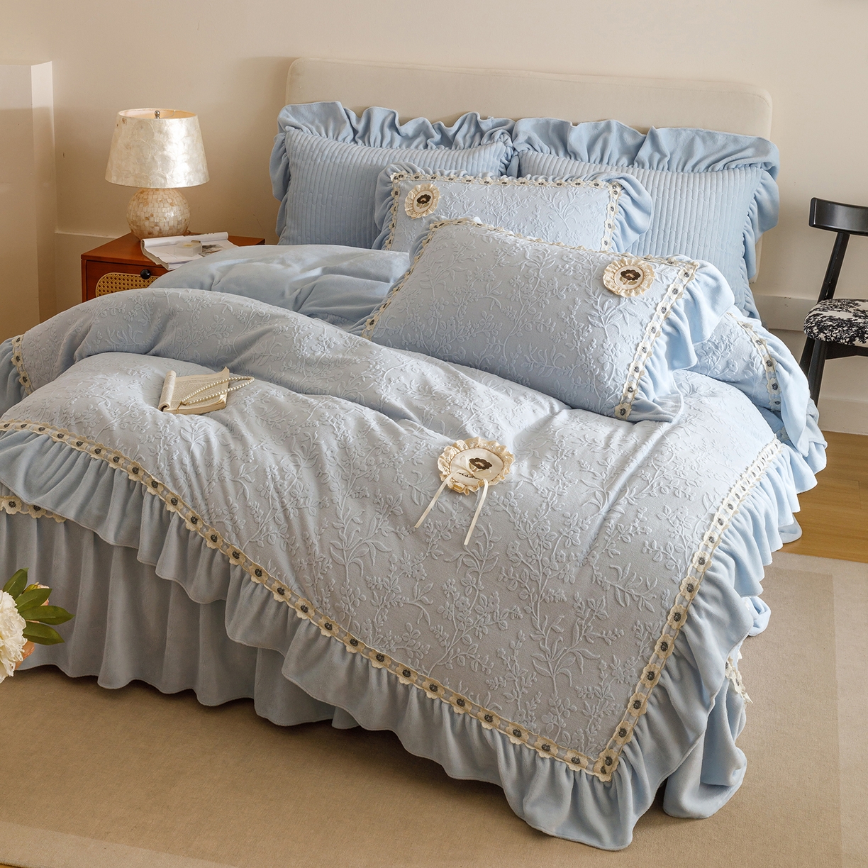 91家纺网 家纺一手货源 找家纺 （总）好儿喜家纺 2025新款雕花牛奶绒花边刺绣床盖款四件套-朵美系列