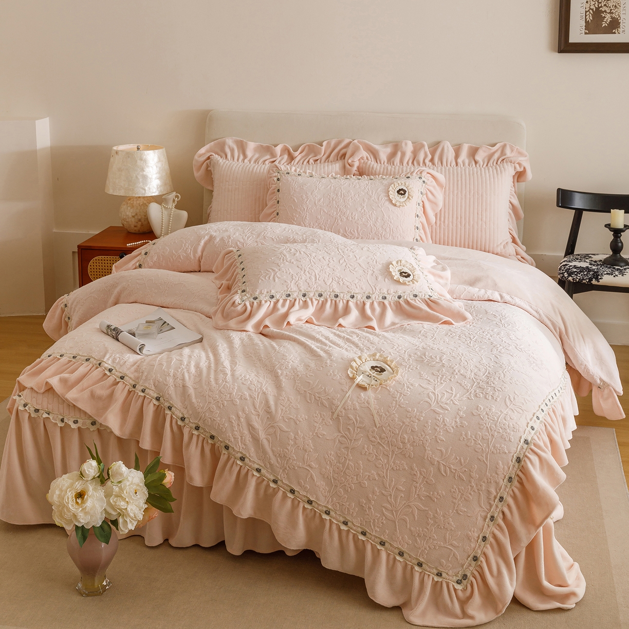 91家纺网 家纺一手货源 找家纺 （总）好儿喜家纺 2025新款雕花牛奶绒花边刺绣床盖款四件套-朵美系列