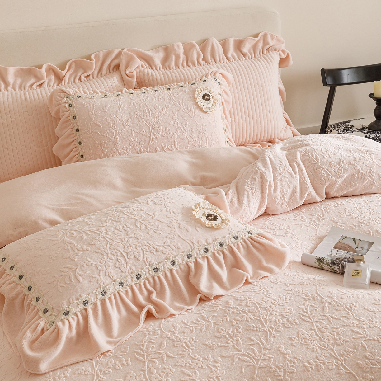 91家纺网 家纺一手货源 找家纺 （总）好儿喜家纺 2025新款雕花牛奶绒花边刺绣床盖款四件套-朵美系列