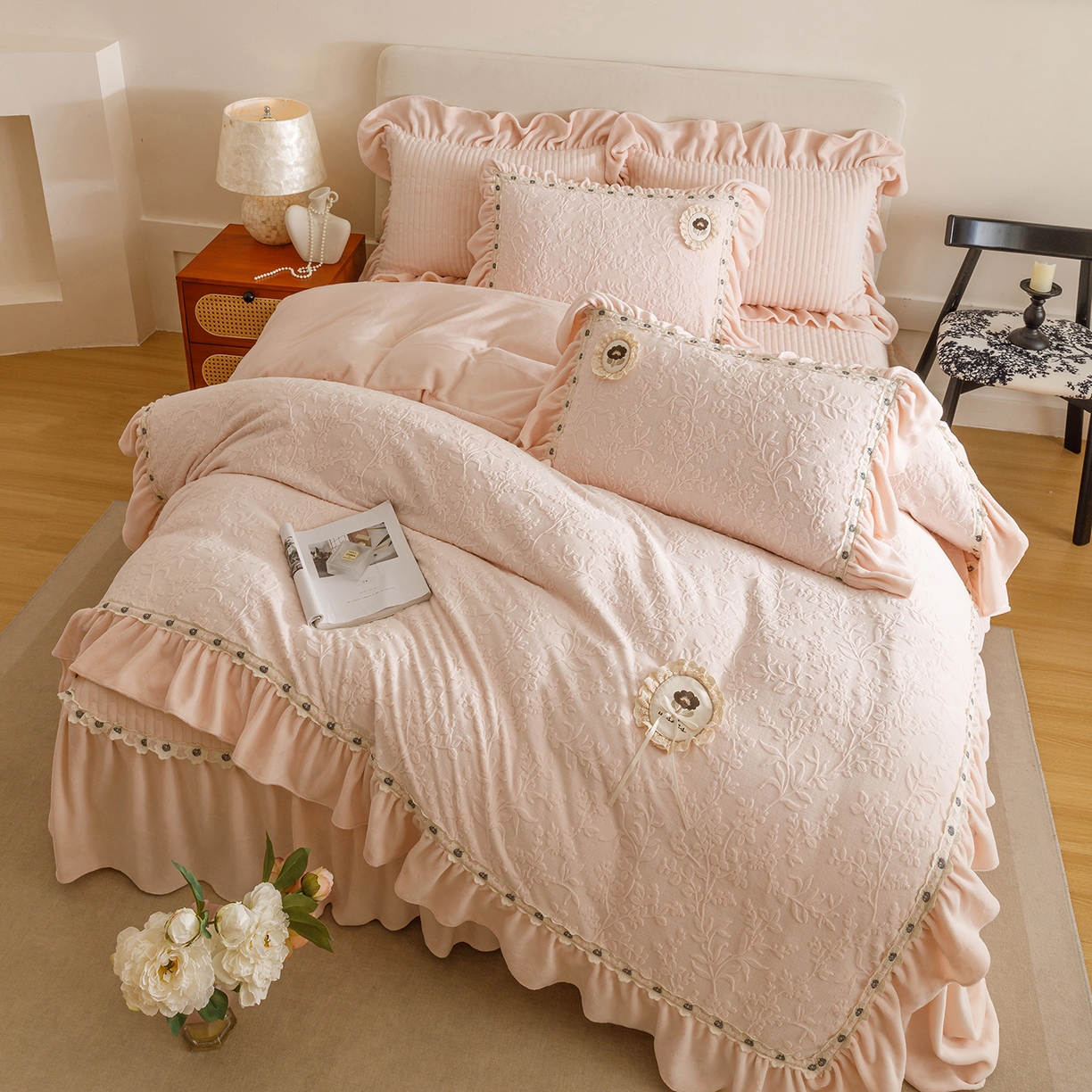 91家纺网 家纺一手货源 找家纺 （总）好儿喜家纺 2025新款雕花牛奶绒花边刺绣床盖款四件套-朵美系列