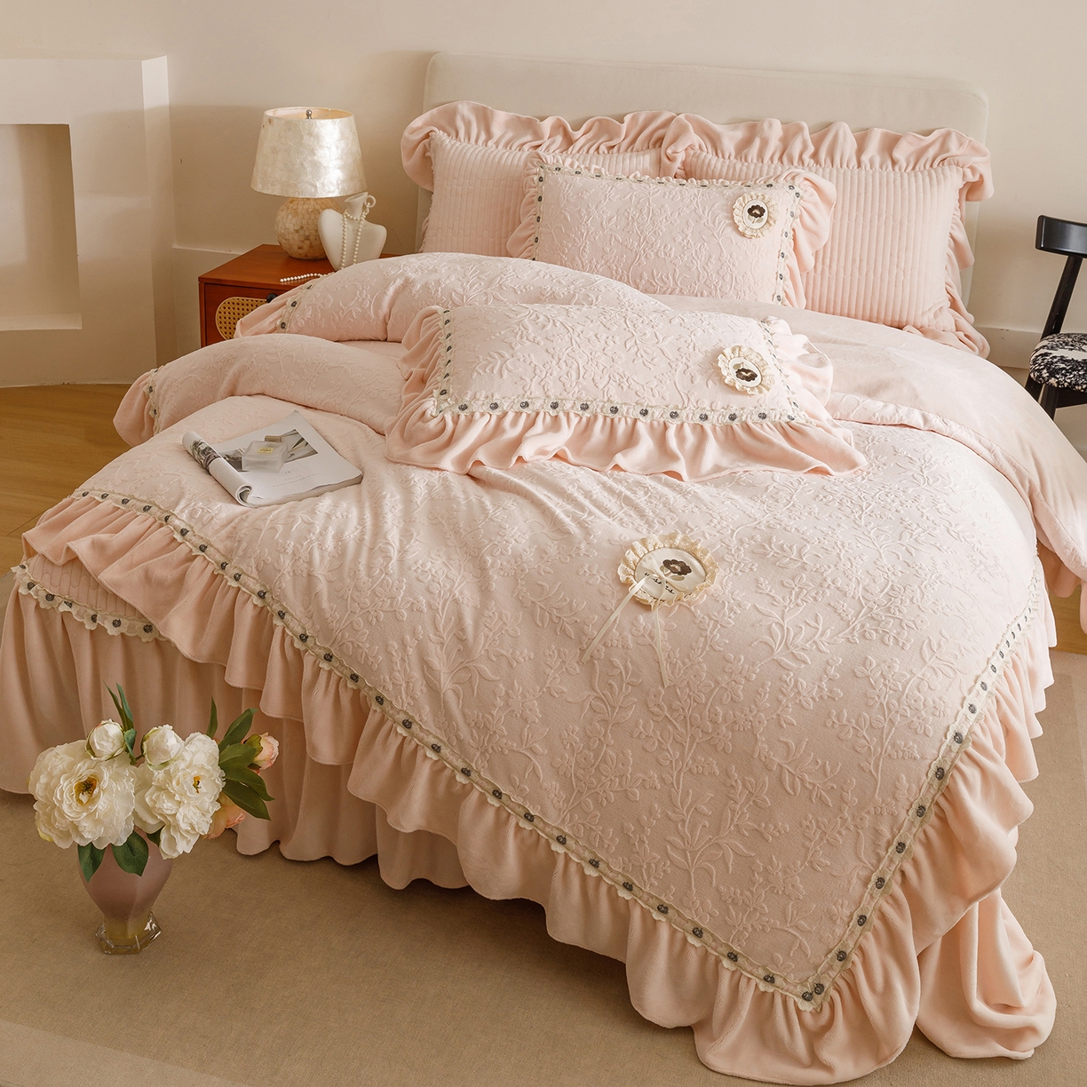 91家纺网 家纺一手货源 找家纺 （总）好儿喜家纺 2025新款雕花牛奶绒花边刺绣床盖款四件套-朵美系列