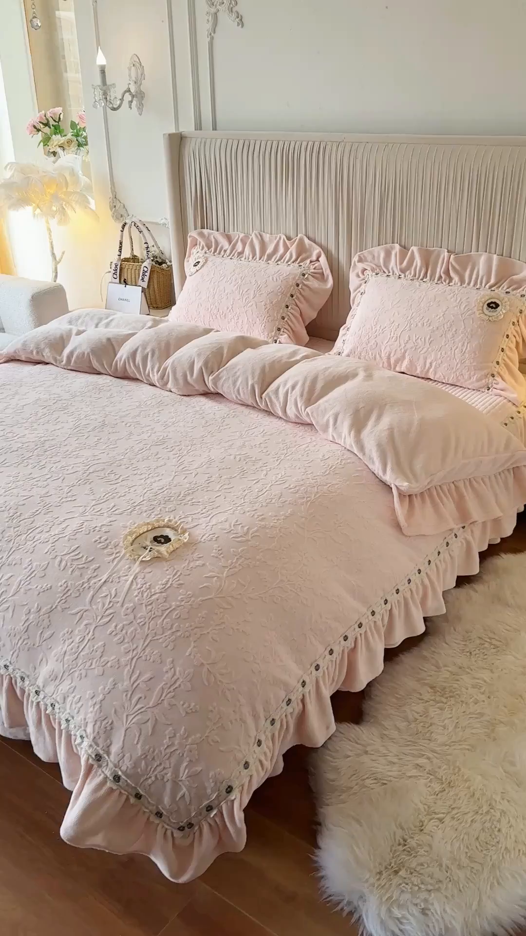 91家纺网 家纺一手货源 找家纺 （总）好儿喜家纺 2025新款雕花牛奶绒花边刺绣床盖款四件套-朵美系列