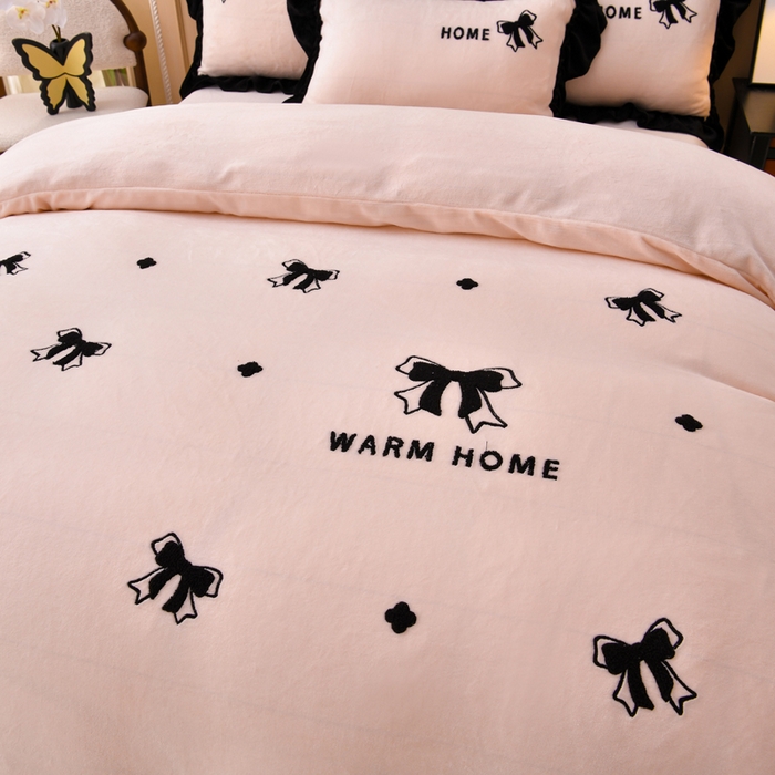 91家纺网 家纺一手货源 找家纺 梦之星 2025新款9斤毛巾绣韩式花边牛奶绒四件套 蝴蝶结-淡粉