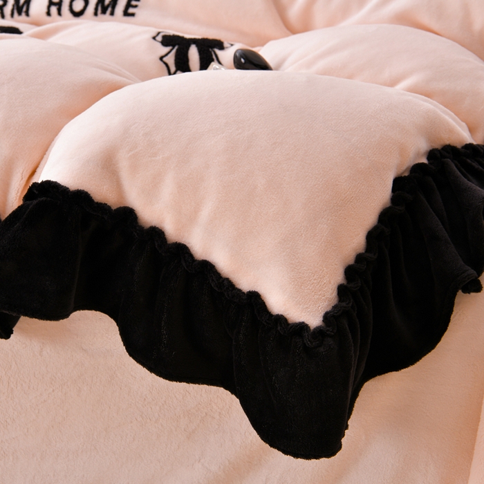 91家纺网 家纺一手货源 找家纺 梦之星 2025新款9斤毛巾绣韩式花边牛奶绒四件套 蝴蝶结-淡粉