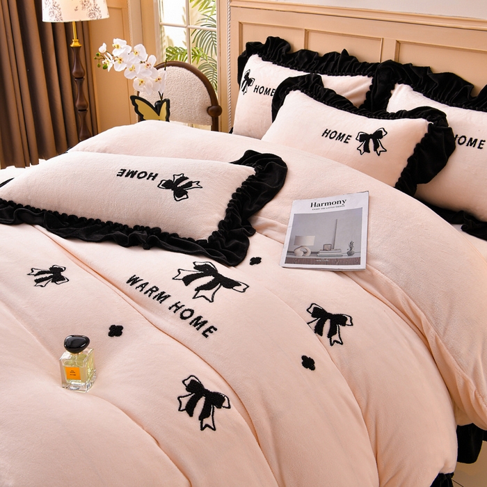 91家纺网 家纺一手货源 找家纺 梦之星 2025新款9斤毛巾绣韩式花边牛奶绒四件套 蝴蝶结-淡粉