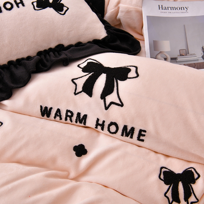 91家纺网 家纺一手货源 找家纺 梦之星 2025新款9斤毛巾绣韩式花边牛奶绒四件套 蝴蝶结-淡粉