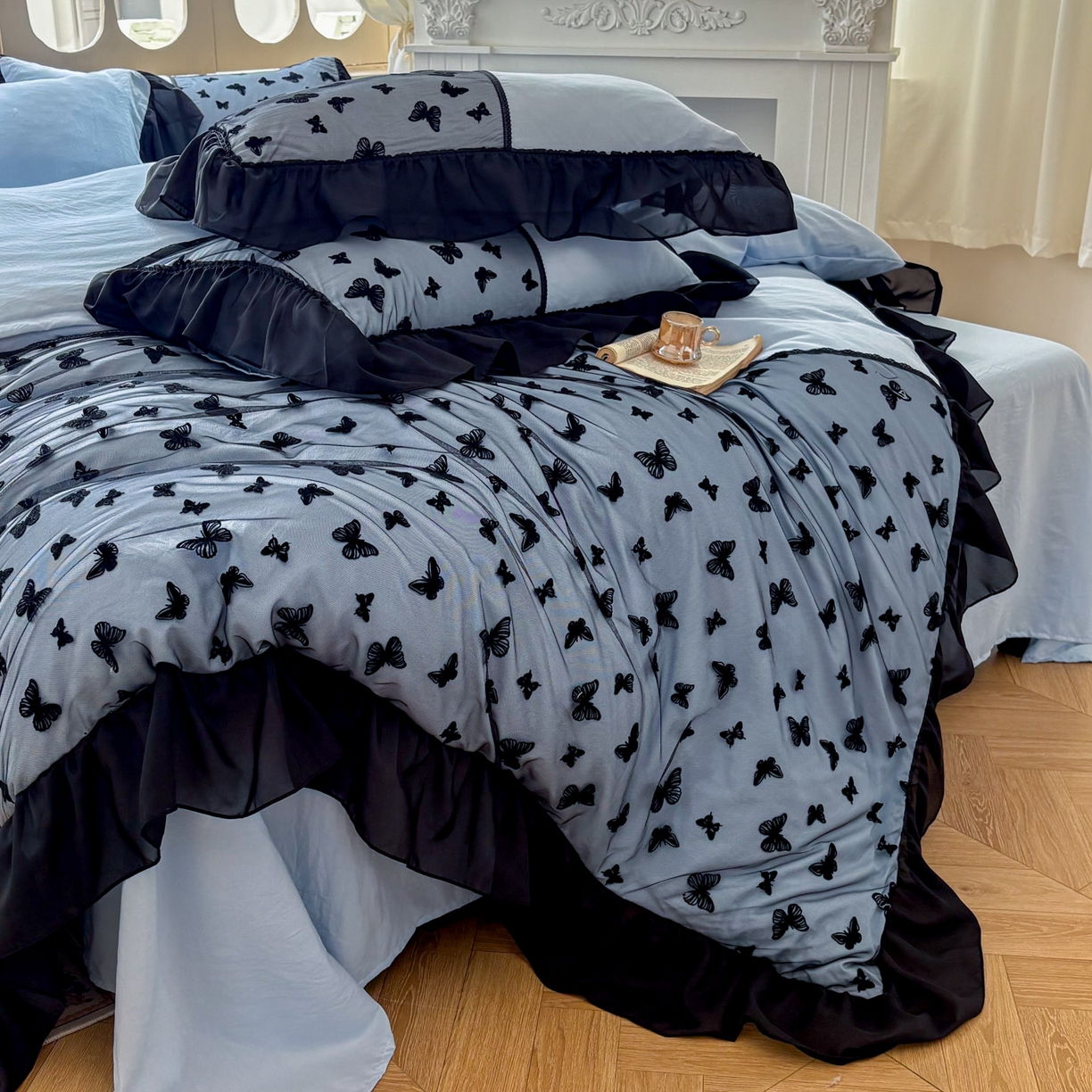 91家纺网 家纺一手货源 找家纺 韩秀家纺 2025法式超柔水洗棉蕾丝花边床裙四件套工艺款床罩床笠款皱皱纱云朵棉四件套-蝴蝶梦境 蝴蝶梦境-蓝色