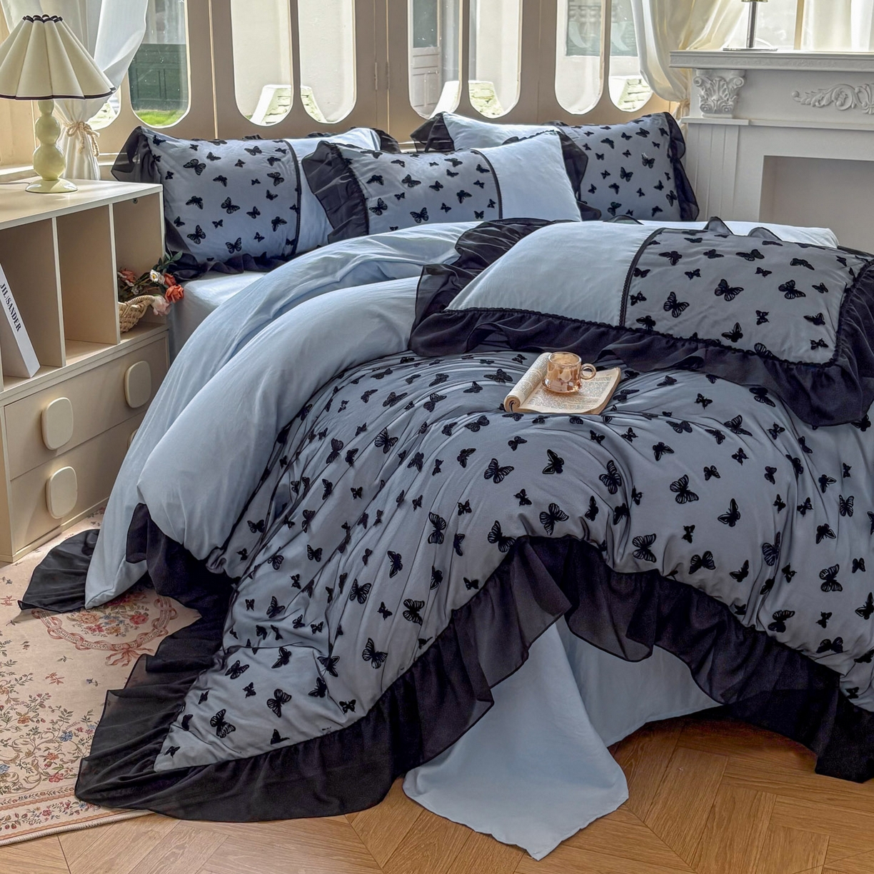 91家纺网 家纺一手货源 找家纺 韩秀家纺 2025法式超柔水洗棉蕾丝花边床裙四件套工艺款床罩床笠款皱皱纱云朵棉四件套-蝴蝶梦境 蝴蝶梦境-蓝色