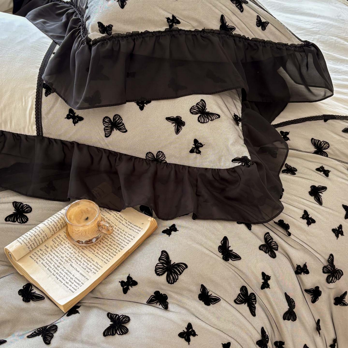 91家纺网 家纺一手货源 找家纺 韩秀家纺 2025法式超柔水洗棉蕾丝花边床裙四件套工艺款床罩床笠款皱皱纱云朵棉四件套-蝴蝶梦境 蝴蝶梦境-米色