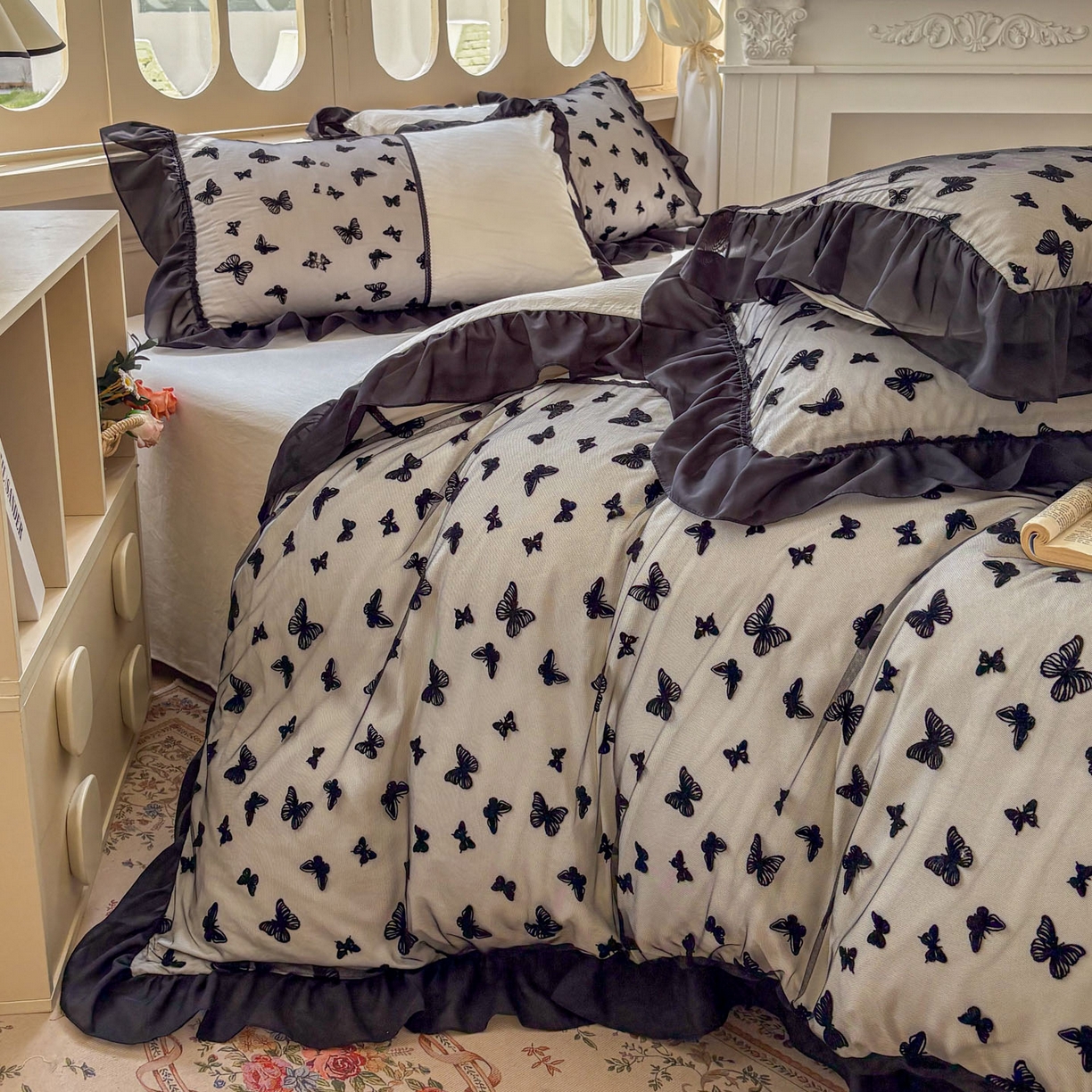 91家纺网 家纺一手货源 找家纺 韩秀家纺 2025法式超柔水洗棉蕾丝花边床裙四件套工艺款床罩床笠款皱皱纱云朵棉四件套-蝴蝶梦境 蝴蝶梦境-米色