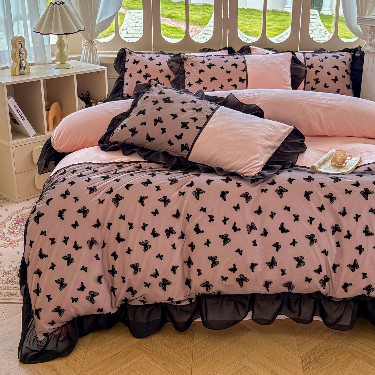 91家纺网 家纺一手货源 找家纺 韩秀家纺 2025法式超柔水洗棉蕾丝花边床裙四件套工艺款床罩床笠款皱皱纱云朵棉四件套-蝴蝶梦境 蝴蝶梦境-粉色