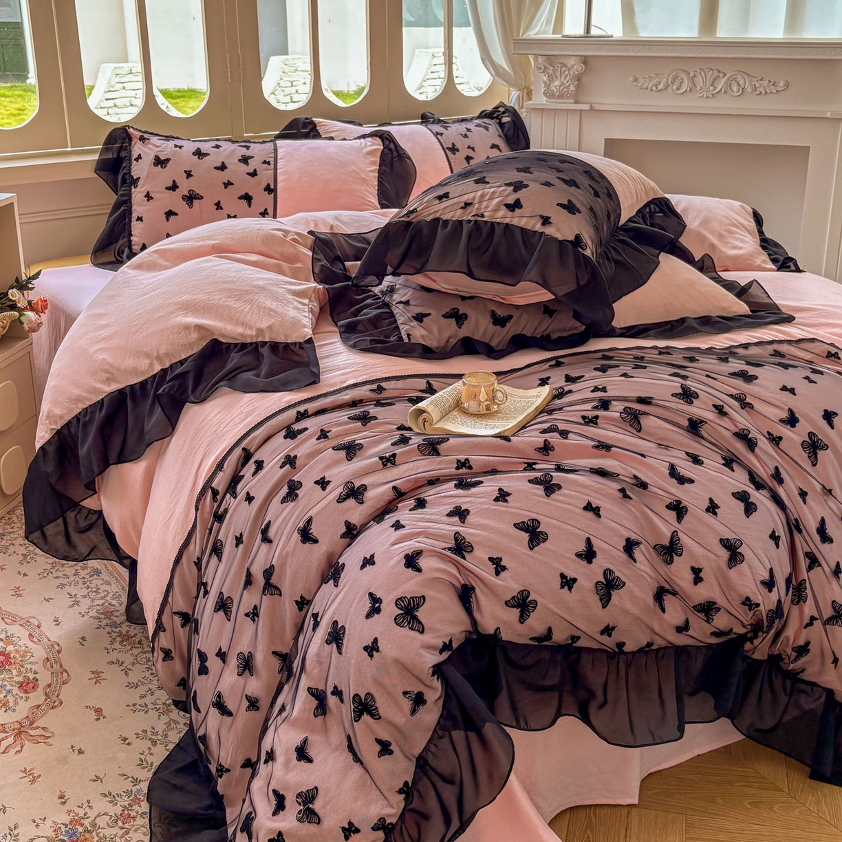 91家纺网 家纺一手货源 找家纺 韩秀家纺 2025法式超柔水洗棉蕾丝花边床裙四件套工艺款床罩床笠款皱皱纱云朵棉四件套-蝴蝶梦境 蝴蝶梦境-粉色