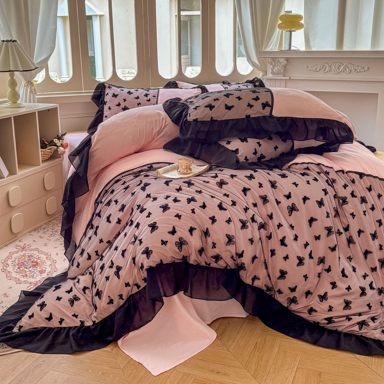 91家纺网 家纺一手货源 找家纺 韩秀家纺 2025法式超柔水洗棉蕾丝花边床裙四件套工艺款床罩床笠款皱皱纱云朵棉四件套-蝴蝶梦境 蝴蝶梦境-粉色