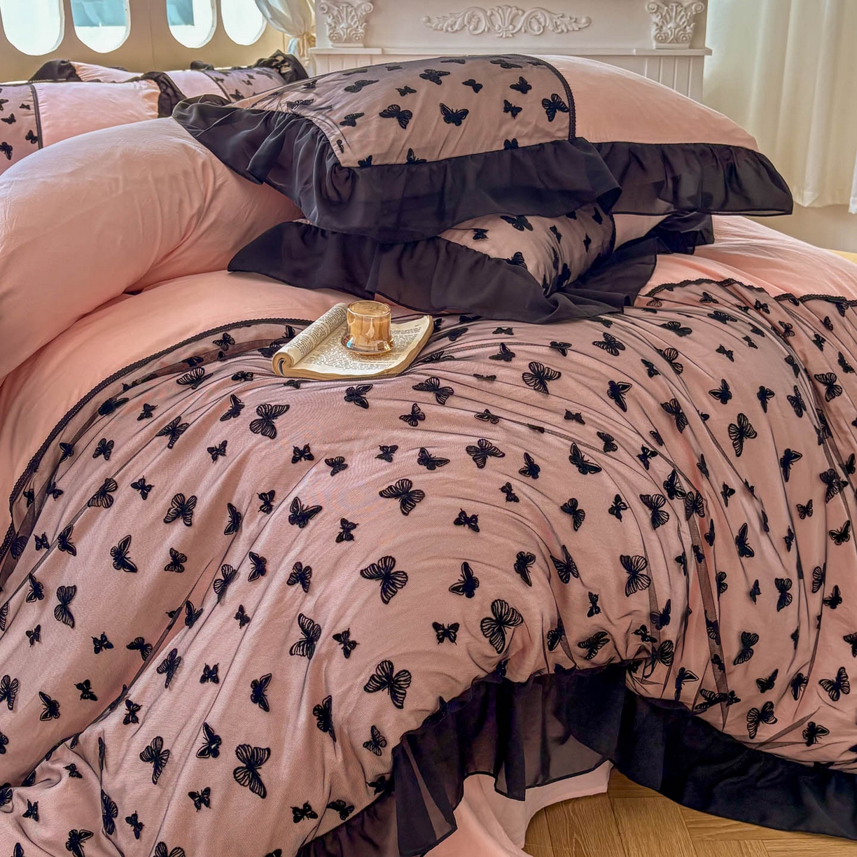 91家纺网 家纺一手货源 找家纺 韩秀家纺 2025法式超柔水洗棉蕾丝花边床裙四件套工艺款床罩床笠款皱皱纱云朵棉四件套-蝴蝶梦境 蝴蝶梦境-粉色