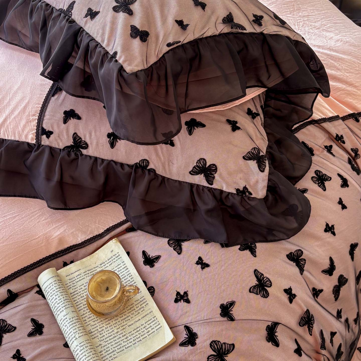 91家纺网 家纺一手货源 找家纺 韩秀家纺 2025法式超柔水洗棉蕾丝花边床裙四件套工艺款床罩床笠款皱皱纱云朵棉四件套-蝴蝶梦境 蝴蝶梦境-粉色