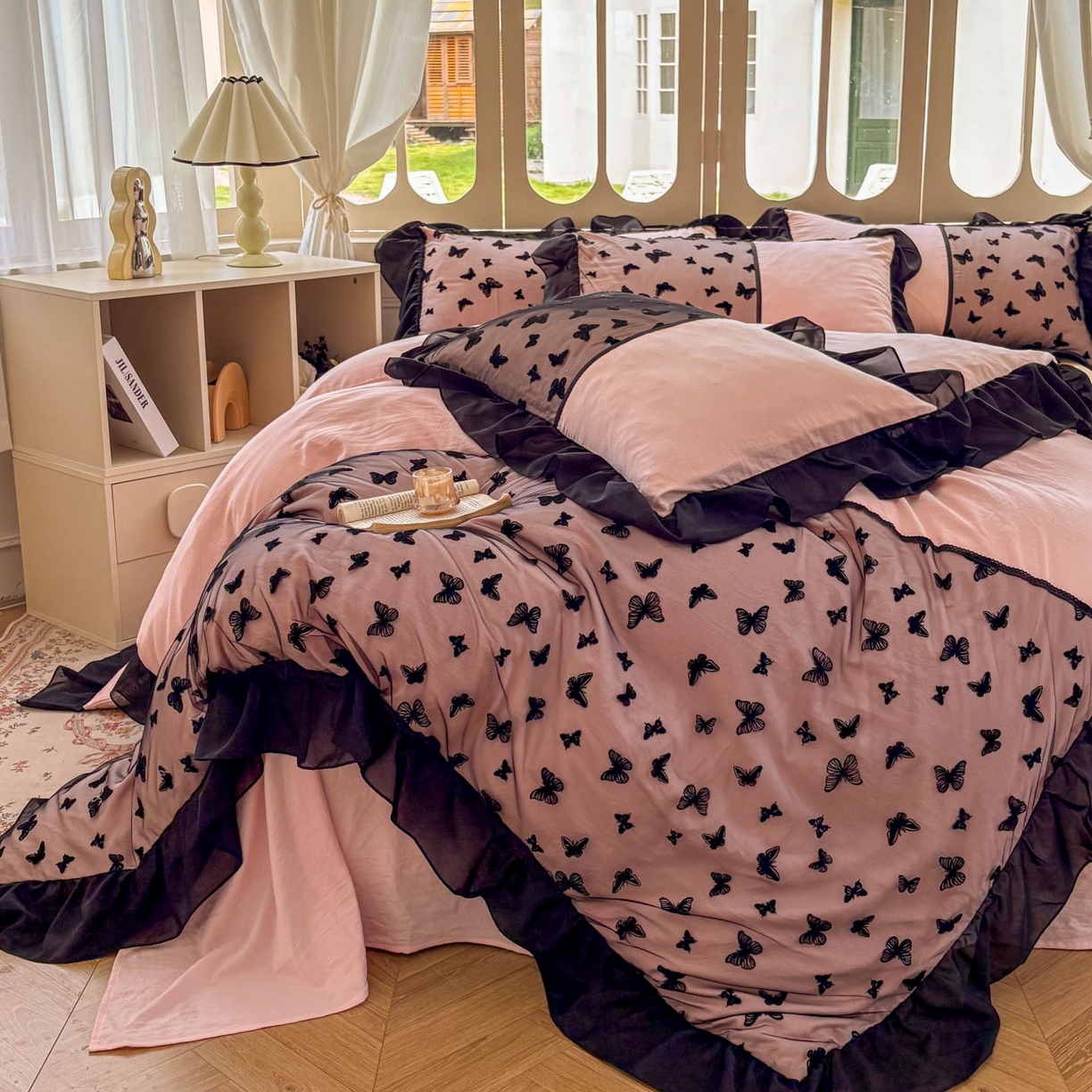 91家纺网 家纺一手货源 找家纺 韩秀家纺 2025法式超柔水洗棉蕾丝花边床裙四件套工艺款床罩床笠款皱皱纱云朵棉四件套-蝴蝶梦境 蝴蝶梦境-粉色